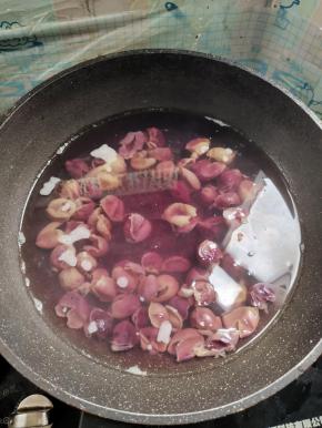 锅中放入1300克水，烧开，放入葡萄皮煮5分钟左右！水煮成紫色！