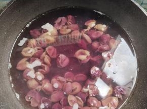 锅中放入1300克水，烧开，放入葡萄皮煮5分钟左右！水煮成紫色！