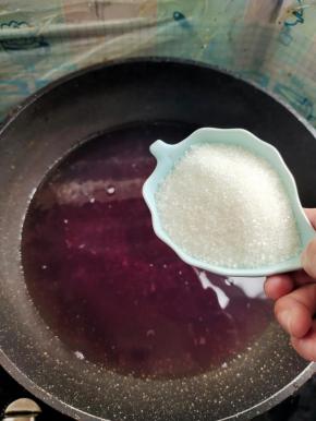 放入白糖搅拌至白糖融化！