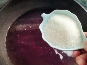 放入白糖搅拌至白糖融化！