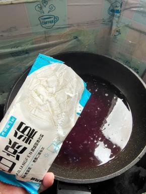 放入100克白凉粉！