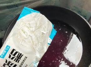 放入100克白凉粉！