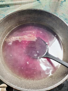 边放白凉粉边用铲子搅拌至白凉粉完全融化！