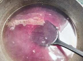 边放白凉粉边用铲子搅拌至白凉粉完全融化！