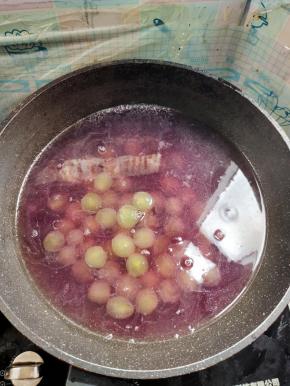 放入剥好的葡萄果肉，立马关火！