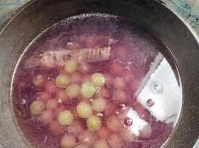 放入剥好的葡萄果肉，立马关火！