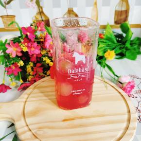 挖几勺做好的葡萄果冻！