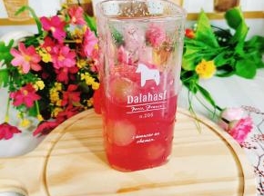 挖几勺做好的葡萄果冻！