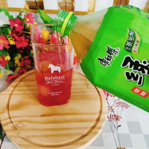 倒入冰镇的绿茶，就变成奶茶店的网红葡萄茶冻啦！喜欢的赶紧试试吧！