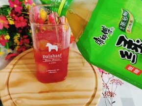 倒入冰镇的绿茶，就变成奶茶店的网红葡萄茶冻啦！喜欢的赶紧试试吧！