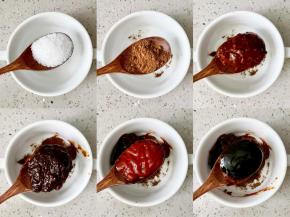 碗中加入1勺白砂糖、半勺五香粉、1勺黄豆酱、1勺豆瓣酱、1勺蚝油