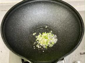 锅里热油，下葱末和蒜末爆香