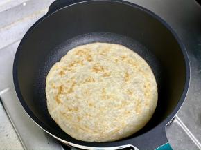 平底锅加热，放入手抓饼胚，两面煎至金黄。