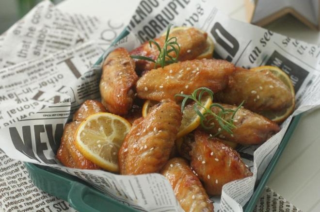 一口停不下来，好吃到舔手指的清新柠香黑胡椒烤鸡翅