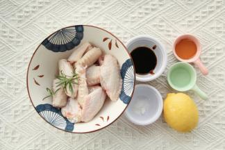 材料准备，鸡翅清洗干净。柠檬表皮用盐搓洗干净。