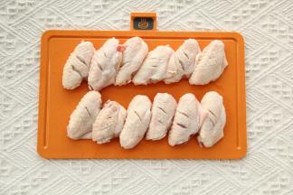 鸡翅正反两面各划2道，用厨房纸巾擦干表面。