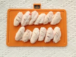 鸡翅正反两面各划2道，用厨房纸巾擦干表面。