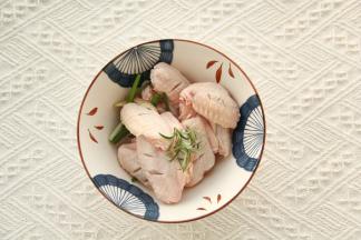 放入干净碗中，加葱段、姜片、蜂蜜、料酒、醋、生抽、蚝油，一半的迷迭香。