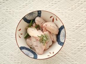 放入干净碗中，加葱段、姜片、蜂蜜、料酒、醋、生抽、蚝油，一半的迷迭香。