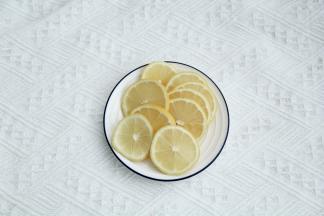柠檬切片，去籽。