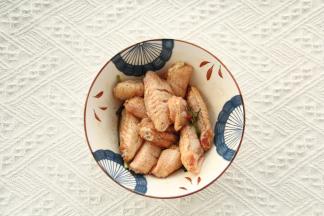 磨上适量黑胡椒。带手套抓匀腌制2小时以上。（建议装入密封袋冷藏过夜，更入味）