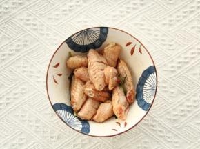 磨上适量黑胡椒。带手套抓匀腌制2小时以上。（建议装入密封袋冷藏过夜，更入味）