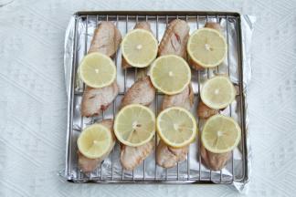 预热烤箱上下210度。金盘垫锡纸，放烤架。烤架上可刷一层薄薄的玉米油，再把鸡翅整齐排列，这样鸡翅皮不会被粘掉。