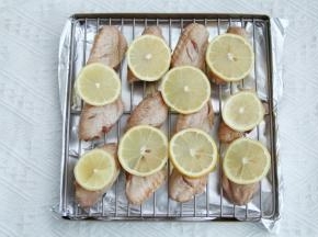 预热烤箱上下210度。金盘垫锡纸，放烤架。烤架上可刷一层薄薄的玉米油，再把鸡翅整齐排列，这样鸡翅皮不会被粘掉。