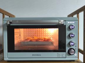 放入预热好的烤箱中层偏下位置，210度烤30分钟。