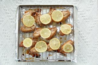 烤到15分钟，暂停取出，翻面，刷一层蜂蜜水（蜂蜜2勺加水1勺调匀）。继续放回去烤。