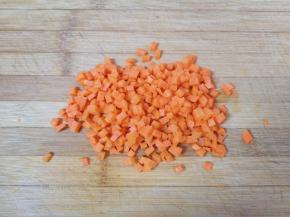胡萝卜切成小丁备用。
