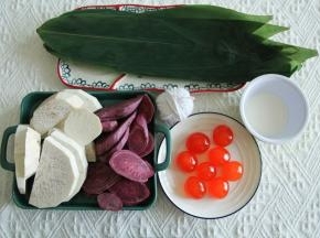 准备材料。新鲜宽粽叶清洗干净（根部可以剪掉一点点尖角），荔浦芋头和紫薯处理成薄片后上蒸锅蒸15-20分钟蒸熟。咸鸭蛋黄是新鲜现敲的。