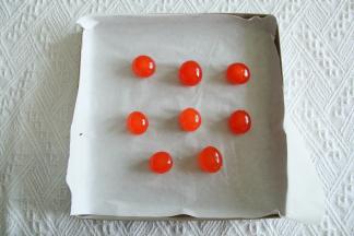 现敲的蛋黄一定要去干净蛋黄表面黏的那层膜（不然会很腥），排入垫了油纸的烤盘，喷上适量白酒去腥。