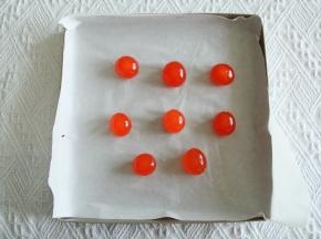 现敲的蛋黄一定要去干净蛋黄表面黏的那层膜（不然会很腥），排入垫了油纸的烤盘，喷上适量白酒去腥。