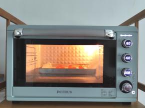 放入预热好的烤箱中层，160度烤12分钟。把蛋黄烤熟，滋滋冒油那种。烤完取出。