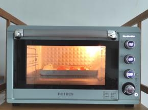 放入预热好的烤箱中层，160度烤12分钟。把蛋黄烤熟，滋滋冒油那种。烤完取出。