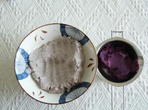 蒸熟的芋头和紫薯压成泥。