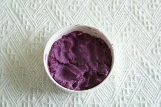 取1/3芋泥和紫薯泥混合均匀。如果比较干，可以加一点点牛奶调节。