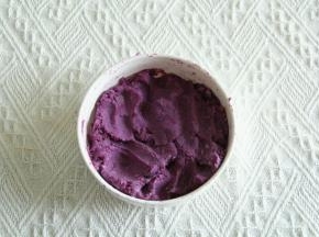 取1/3芋泥和紫薯泥混合均匀。如果比较干，可以加一点点牛奶调节。