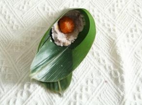 底部填入芋泥，中间加一个烤熟的咸蛋黄。