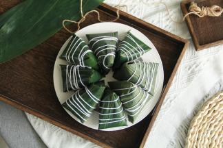 这一款是无需蒸煮的粽子，全部裹好，定型后就可以拆开吃啦！天气热建议冷藏定型哦！