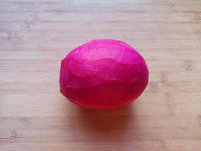 削去表皮，剥下火龙果皮切成小块。