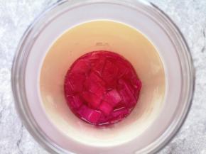 放入榨汁杯加入纯净水。