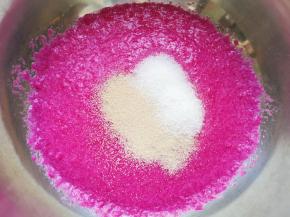  将榨好的果皮汁倒入盆里，放糖和发酵粉搅拌均匀。
