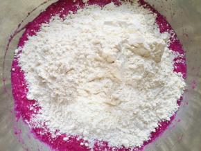 加入中筋面粉。 