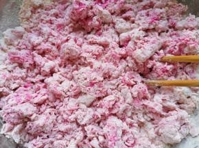 用筷子搅拌成絮状。 