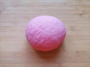 上手揉成面团，盖上保鲜膜发酵至两倍大。 