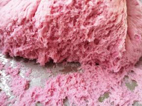 看一下发酵好的面团，扒开面团内部呈细密的蜂窝状。 