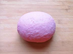 发酵好的面团揉光排气。 