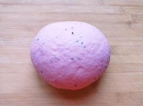 案板上撒上黑芝麻揉匀。